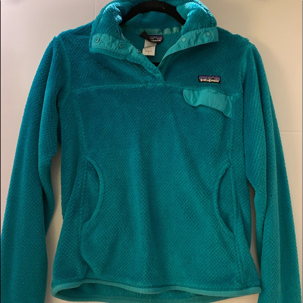 Great condition Patagonia pullover in color teal.